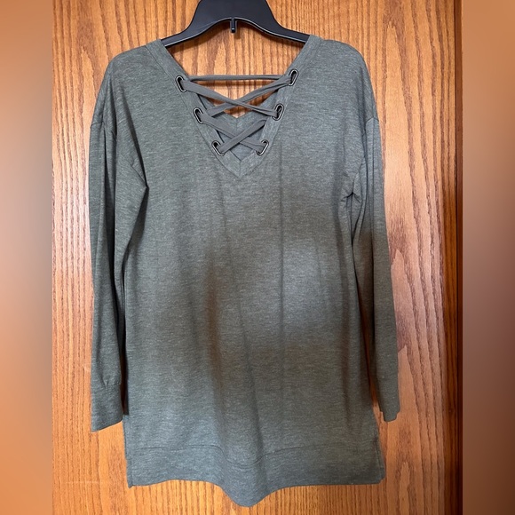 Maurice’s long sleeve v-neck top w/cross cross lacing in back, Sz. M - Picture 3 of 3